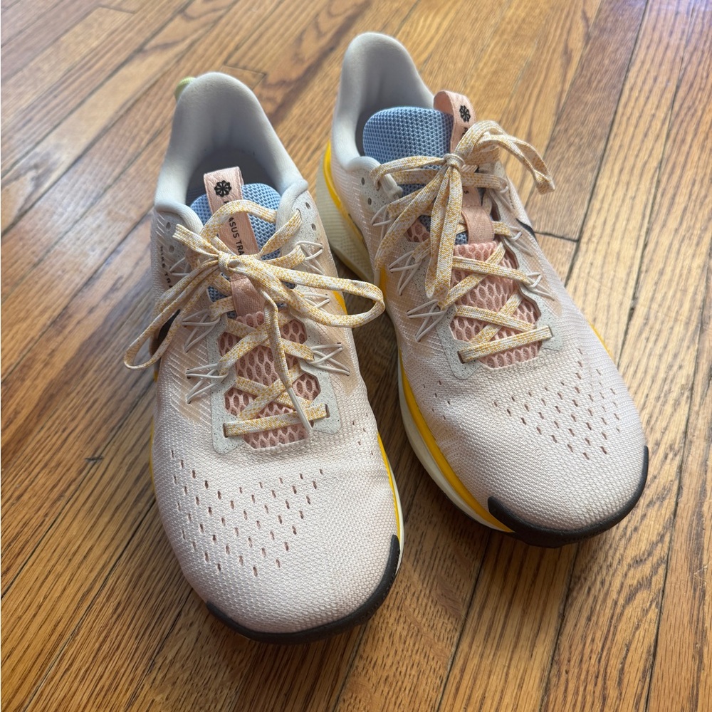 Nike Pegasus Trail 5 women’s 9, washed coral running shoes